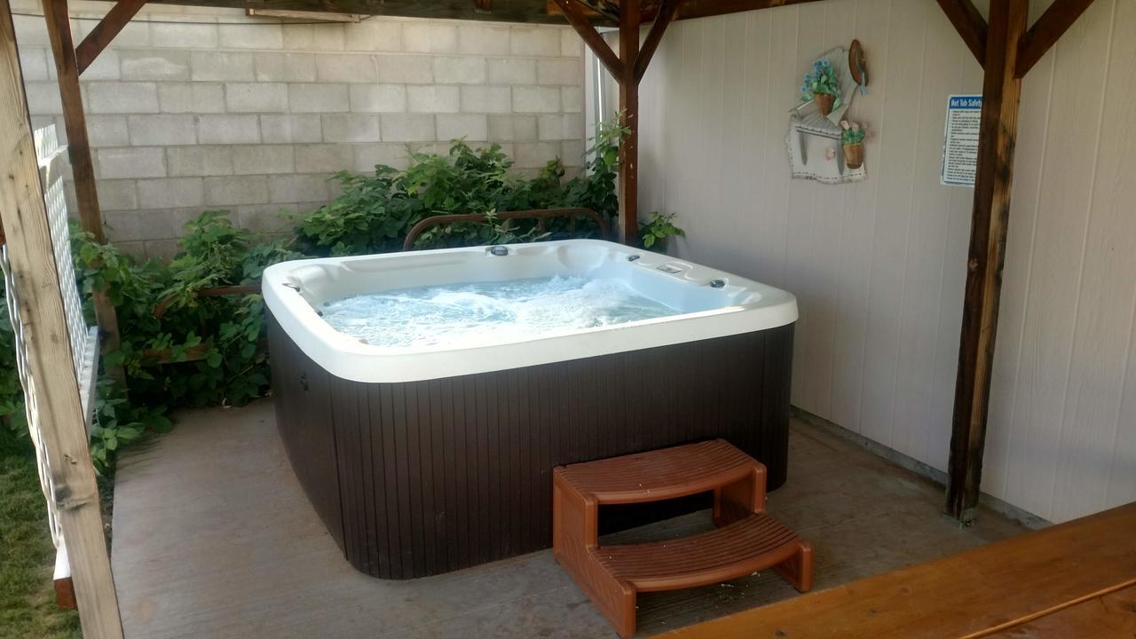 Hot Tub And Grandma'S Cottage, Charming And Nostalgic Blanding Eksteriør billede